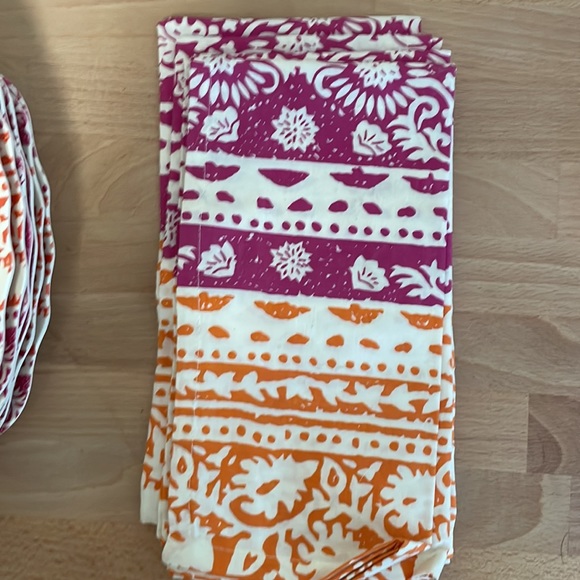 Set of 6 Outdoor Plates and Cloth Napkins - Picture 3 of 4